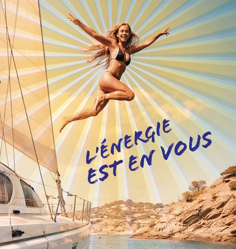L'énergie est en vous — femme sautant depuis un voilier