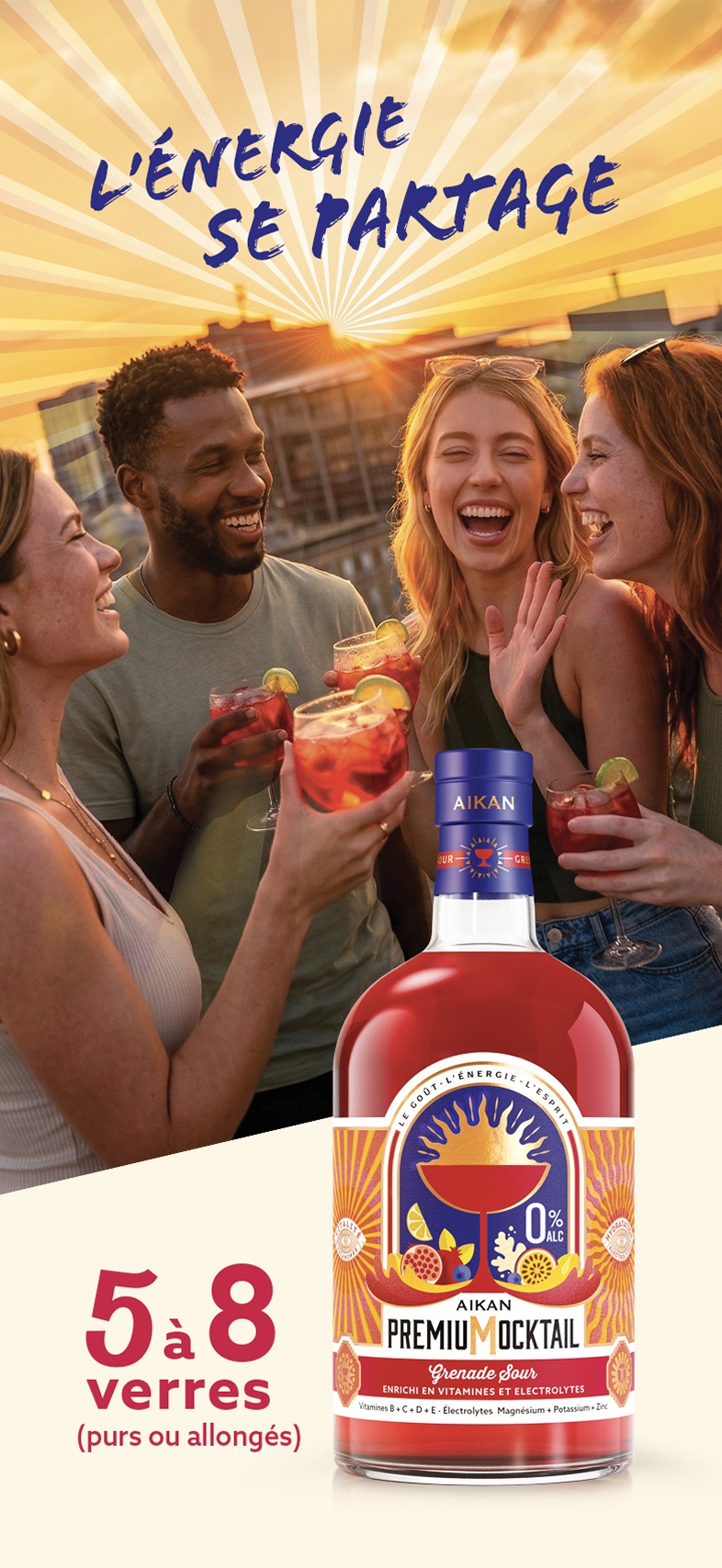 Amis trinquant avec AIKAN Premium Mocktail au coucher du soleil